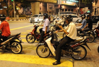 旅游高峰期，建议游客在泰国不要租驾摩托车