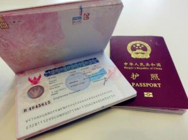 领取泰国签证需要携带哪些材料？
